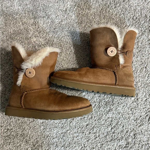 Ugg Bailey Button Chestnut - Picture 1 of 7
